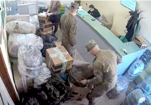 Оккупанты РФ отправляют на почте домой украденные в Украине вещи
