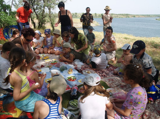 01_picnic_on_the_river_berda__berdyansk